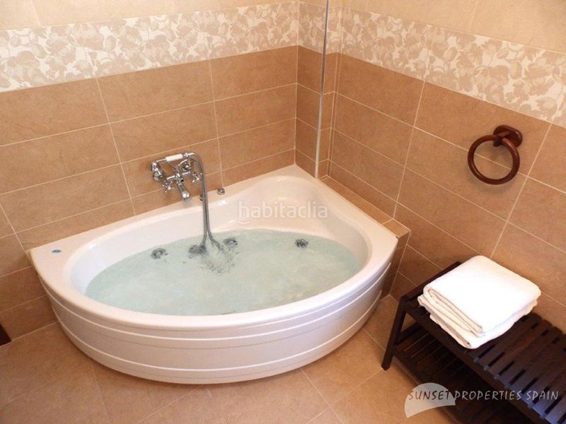 Foto 4d9a0cad-5b08-4554-8649-6cb0b5b3d8e4. Casa aparellada amb xemeneia a Salares