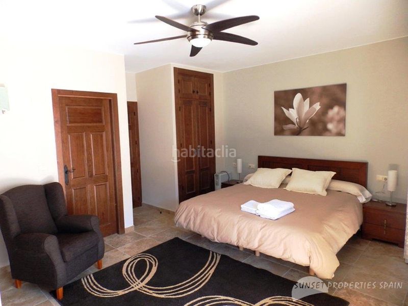 Foto 5512c9d8-f845-4911-93d1-c90448920341. Casa aparellada amb xemeneia a Salares