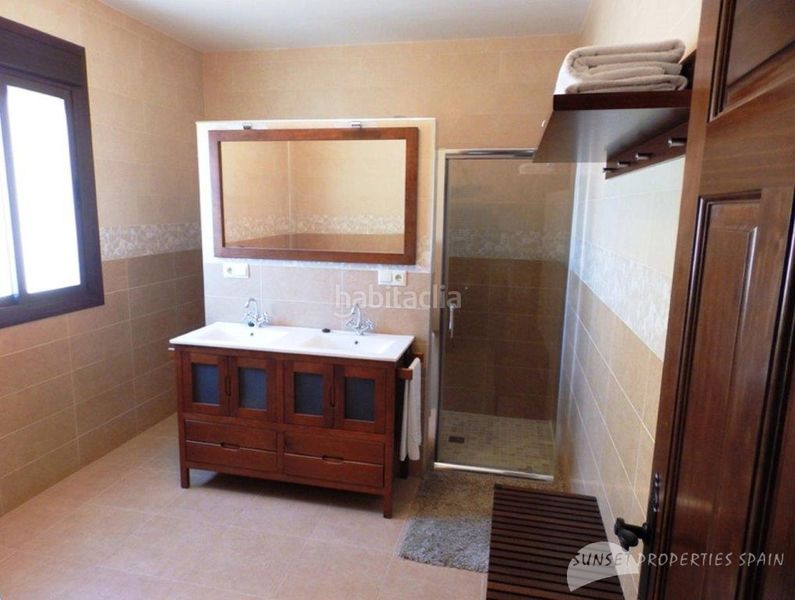 Foto 60557e29-6865-4038-8217-3904d7e83747. Casa aparellada amb xemeneia a Salares