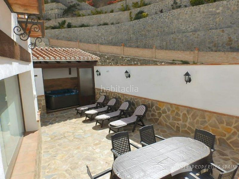 Foto 91f863b7-b467-4646-b6ac-dfbcb598f032. Casa aparellada amb xemeneia a Salares