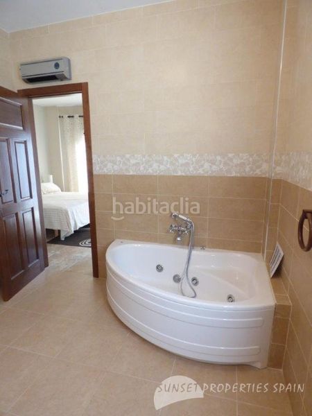 Foto b15d9c2b-1c23-4ea0-80f0-209e57f6c127. Casa aparellada amb xemeneia a Salares