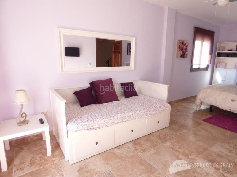 Foto b3172774-146c-4169-aee0-ed21c889fecf. Casa aparellada amb xemeneia a Salares