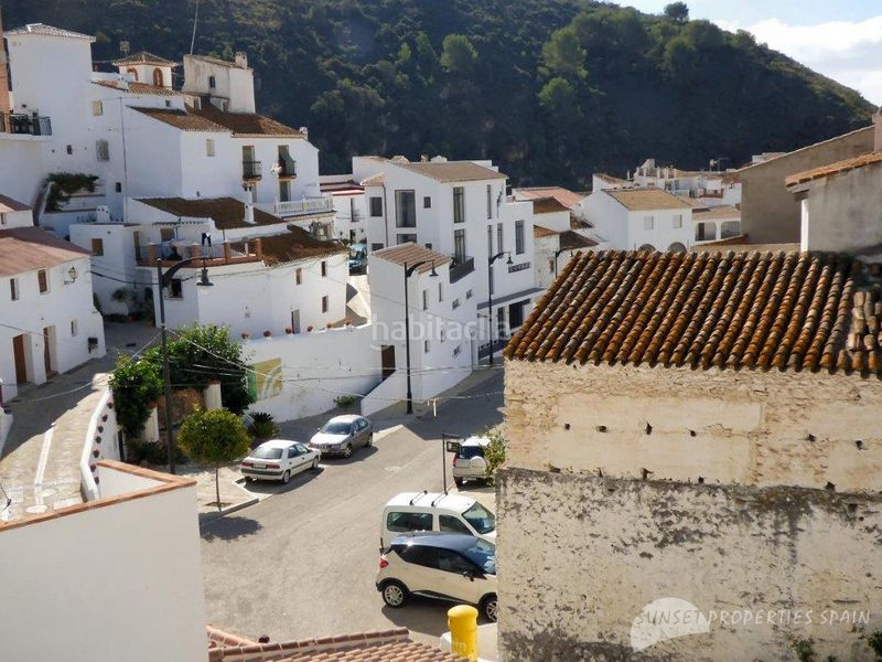 Foto b71b0bf9-46cd-4f59-b60f-5c59ff02a764. Casa aparellada amb xemeneia a Salares