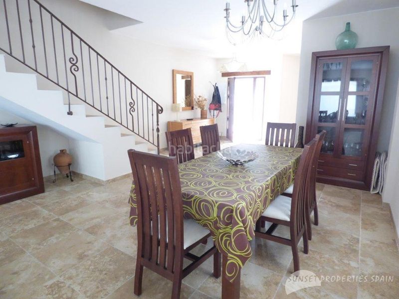 Foto b86b0a65-6c3c-4958-ba82-47a7c1fea06d. Casa aparellada amb xemeneia a Salares