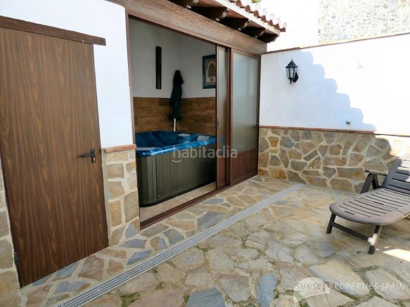 Foto c1a8849b-1fdd-4221-b10b-1367c064ab13. Casa aparellada amb xemeneia a Salares