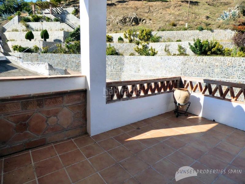 Foto c61e9107-466d-4480-9b7c-21d5f994bdb0. Casa aparellada amb xemeneia a Salares