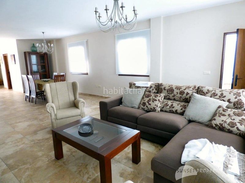 Foto c84e262a-3cf1-4fd1-8665-45bacfe3e5ed. Casa aparellada amb xemeneia a Salares