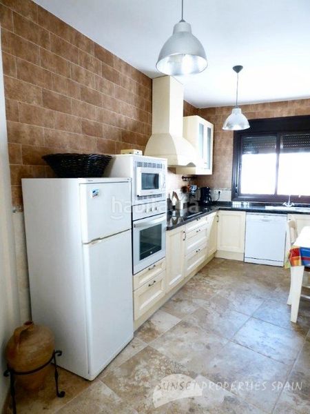 Foto d0002834-6014-4052-990e-e9c81dd1feab. Casa aparellada amb xemeneia a Salares