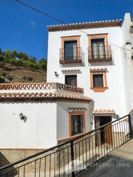Foto e28e6cef-9056-45a8-9802-f601d24561ef. Casa aparellada amb xemeneia a Salares