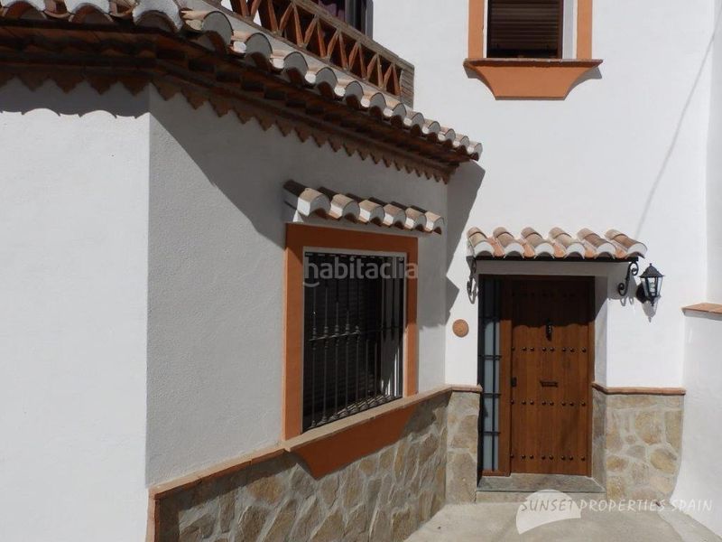 Foto ec4cf416-9dba-410c-bde1-1c5c29f2547f. Casa aparellada amb xemeneia a Salares
