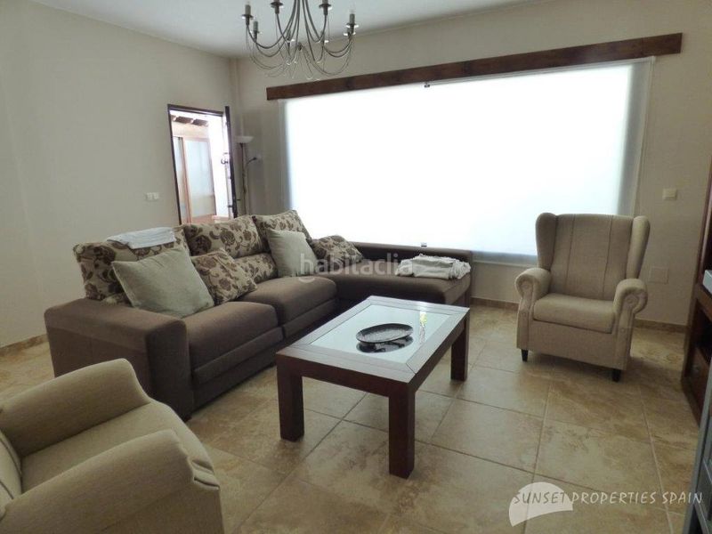Foto ed7b8cbc-47cf-412e-a619-5ad9979a7d43. Casa aparellada amb xemeneia a Salares