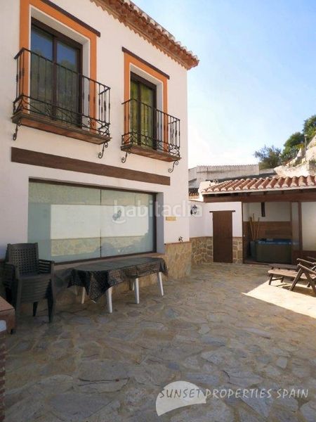 Foto f10b9693-5892-4c32-926f-fd8d4d075051. Casa aparellada amb xemeneia a Salares