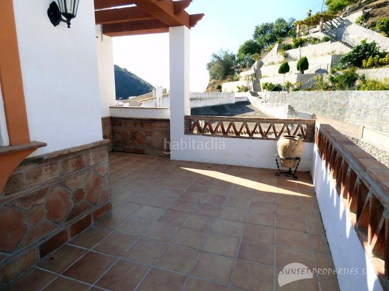 Foto f8208aeb-9427-4deb-926c-18312af5f978. Casa aparellada amb xemeneia a Salares