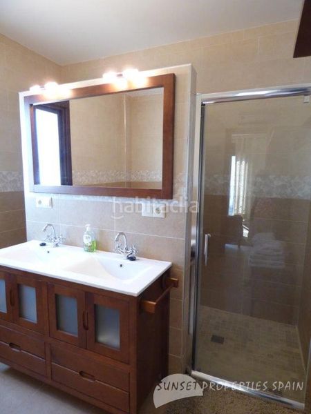 Foto f900b5e3-b689-40de-8532-8792edbdfe25. Casa aparellada amb xemeneia a Salares