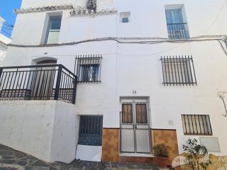 House in Canillas de Albaida. Gran casa de pueblo con apartamento