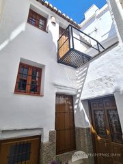 House in Cómpeta. Unica, propiedad con carácter ideal para b&b