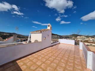 Casa a Cómpeta. Casa de pueblo tradicional renovada con gran azotea
