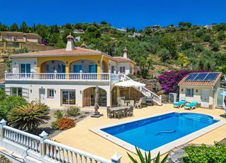 Chalet in Arenas. Hermosa villa con impresionantes vistas al mar, piscina privada