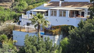 Bauernhof in Cómpeta. Finca bellamente reformada con potencial de alquiler