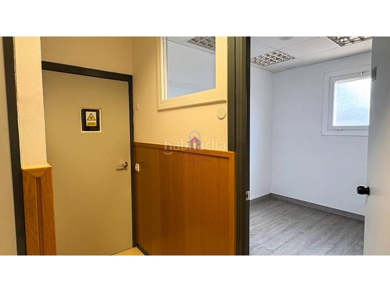 Foto 3cf72089-6091-40f9-8254-9a60cc183485. Alquiler local comercial en transversal 224 local comercial en alquiler en st. pere, carrer transversal en pleno eje comercial del barrio tocando al mercat del trio en Terrassa