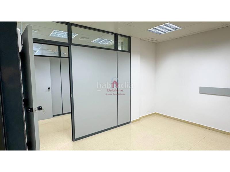 Foto 8557126c-973c-4fa4-8a48-76cbf0a2a96c. Alquiler local comercial en transversal 224 local comercial en alquiler en st. pere, carrer transversal en pleno eje comercial del barrio tocando al mercat del trio en Terrassa