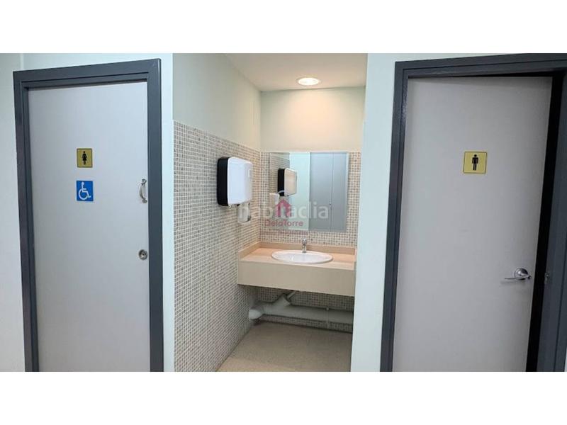 Foto ba0087b1-5288-47f6-a0b9-3cd5f0aad7a4. Alquiler local comercial en transversal 224 local comercial en alquiler en st. pere, carrer transversal en pleno eje comercial del barrio tocando al mercat del trio en Terrassa