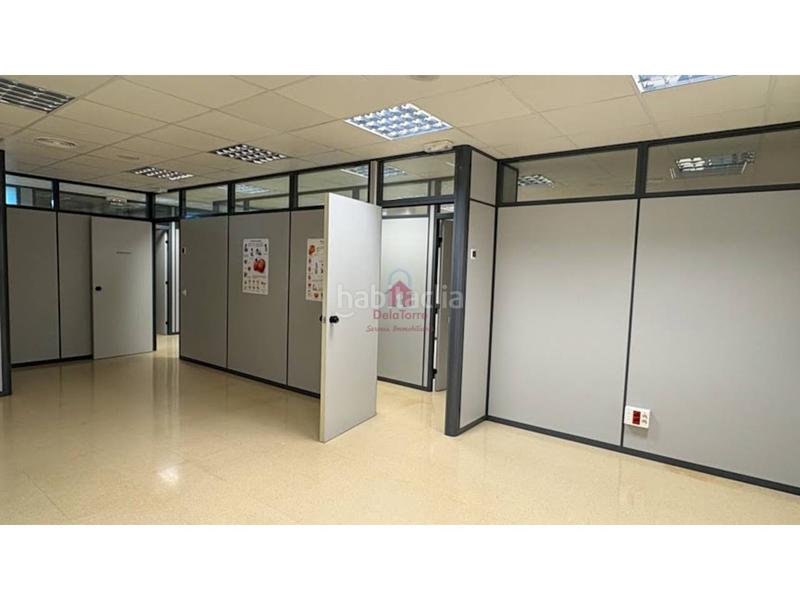 Foto f147b16c-3149-47a2-bd78-ddb8db8cffd8. Alquiler local comercial en transversal 224 local comercial en alquiler en st. pere, carrer transversal en pleno eje comercial del barrio tocando al mercat del trio en Terrassa