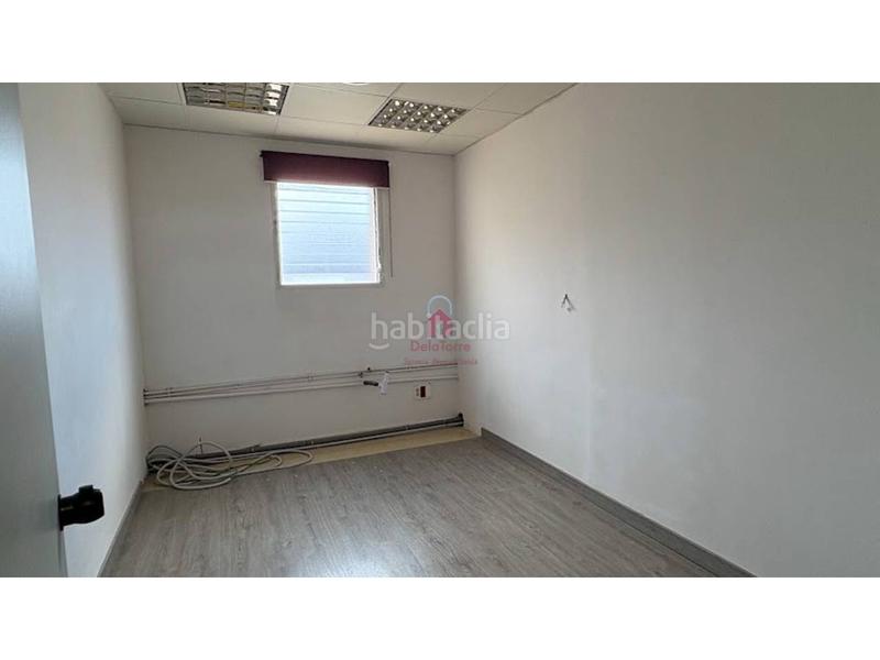 Foto f81011a8-ce0c-4846-9222-2736024df6d2. Alquiler local comercial en transversal 224 local comercial en alquiler en st. pere, carrer transversal en pleno eje comercial del barrio tocando al mercat del trio en Terrassa