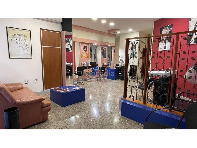 Foto d32bf805-343e-47e3-bac2-5962ca96e962. Alquiler local comercial peluquería en alquiler en sant pere en Terrassa