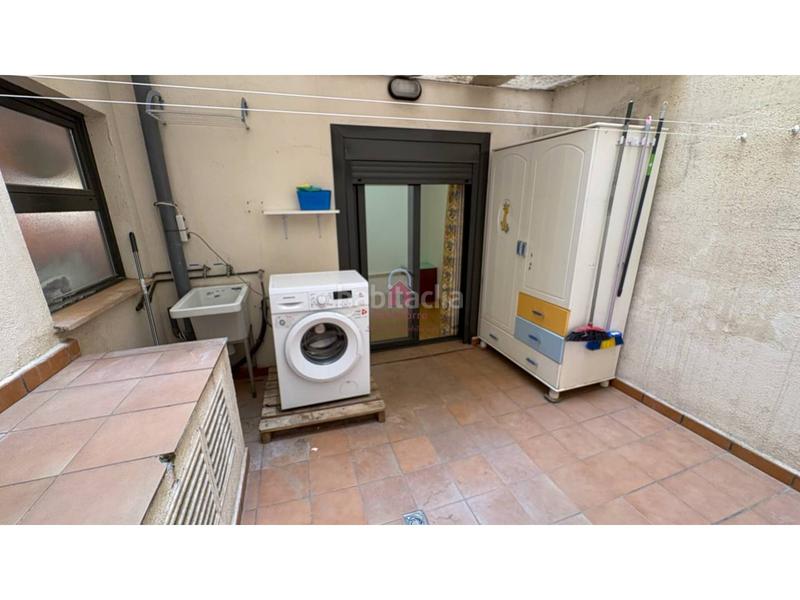 Foto 33548bde-1df2-40cc-813d-5500aa795a70. Piso  con patio interior y balcón mirador en venta seminuevo del año 2005 en Sant Pere Nord. en Terrassa