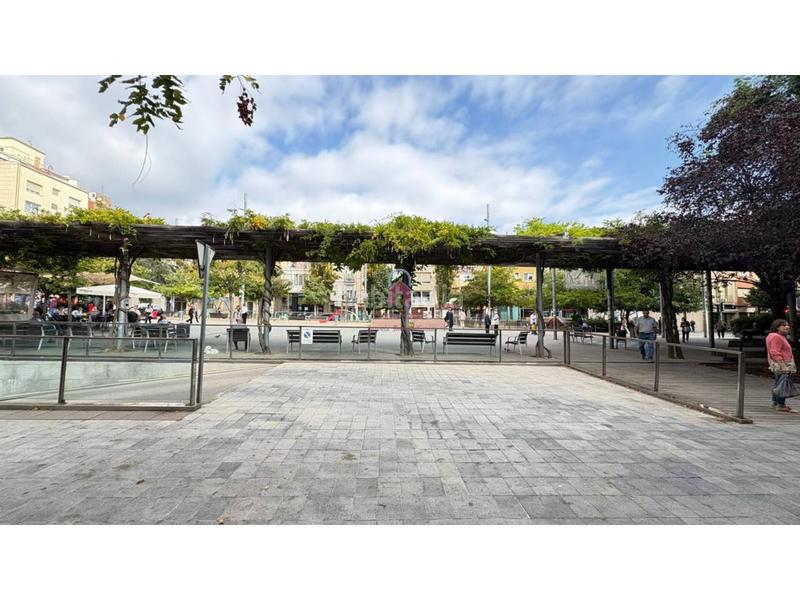 Foto bef849c8-dabe-4103-9dda-23d7a2366e64. Casa aparellada amb calefacció aparcament a Ca n'Aurell Terrassa