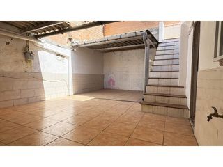 Casa a Sant Vicenç de Castellet. Casa reformada en venta con salida a patio y terraza en sant vic
