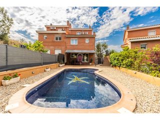 Casa bifamiliare  Calle turó can palet. Casa unifamiliar pareada en venta en el turo de can palet, ullas