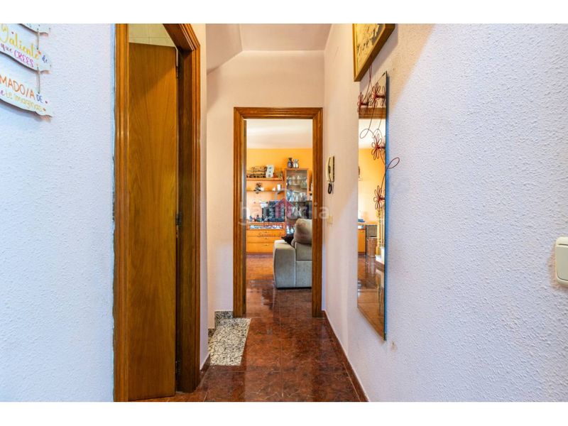Foto 4bd2d863-0177-41d9-9810-8edf76c9cb88. Casa adossada amb calefacció aparcament a Roc Blanc Terrassa