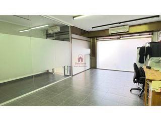 Local Comercial a Calle Monturiol