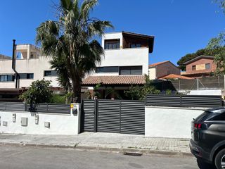 Casa adosada  Avinguda sis camins 59b. Casa recién reformada en la collada ( a estrenar)