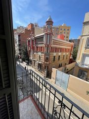 Pis a Carrer de les carolines 15. Oportunidad única de vivir en la zona del moda del centro de bar