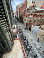 Flat in Carrer de les carolines 15. Oportunidad única de vivir en la zona del moda del centro de bar