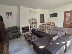Foto fb2cb977-ca37-4236-9744-508221ea0aa6. Casa adossada amb aparcament a Centro Bormujos