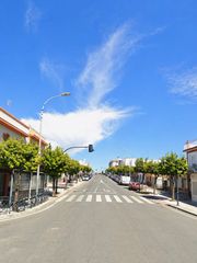 Maison jumelée à Zona Universitaria. Casa de esquina en la avenida principal de bormujos