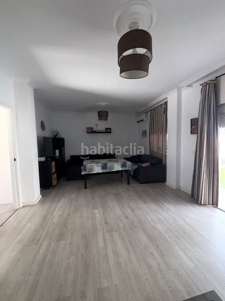 Foto bfaae2a3-67f4-4495-97cc-6a785db7caf6. Casa adossada a Gines