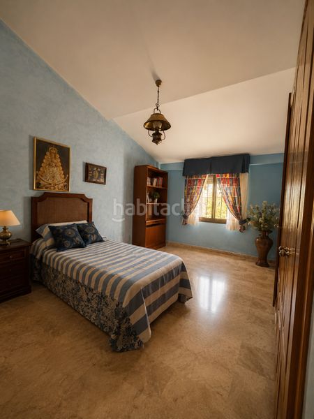 Foto 43b23187-260a-4308-9220-86903ea3e86e. Casa aparellada amb aparcament piscina a Centro Bormujos