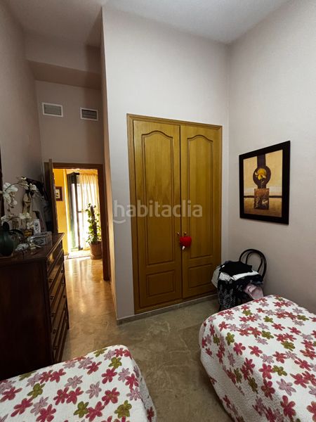 Foto 4a999d9c-2824-45e5-8c44-05635c485576. Casa aparellada amb aparcament piscina a Centro Bormujos