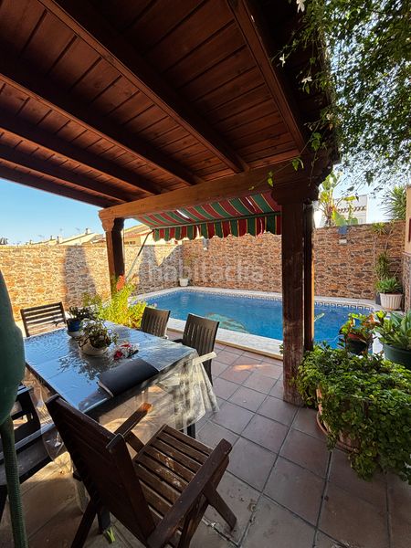 Foto 76f63f08-703c-46c0-ab85-24d3b405e286. Casa aparellada amb aparcament piscina a Centro Bormujos
