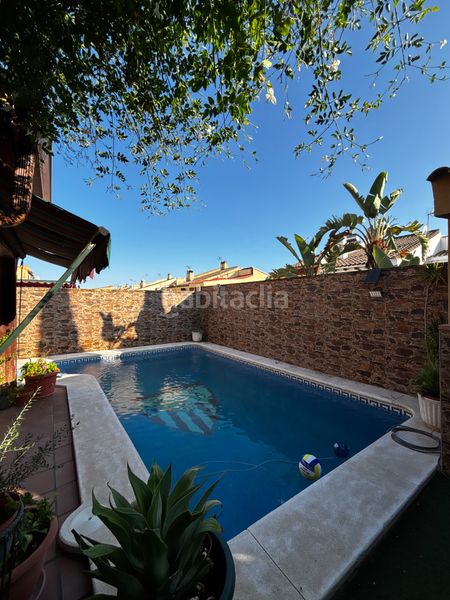 Foto 8c6410f6-8ec1-46ff-be57-ac1e4448ed53. Casa aparellada amb aparcament piscina a Centro Bormujos