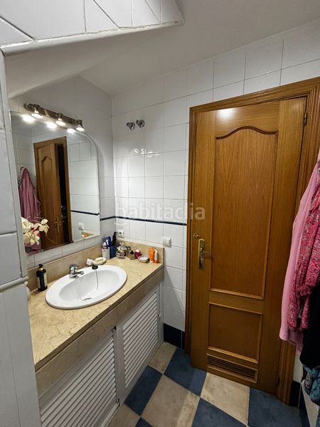 Foto 94eb5086-7d48-4f63-8649-d79ad27a468d. Casa aparellada amb aparcament piscina a Centro Bormujos
