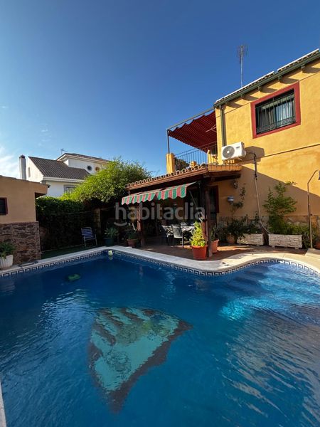 Foto 9f3175b9-299b-4230-94a1-e90cf703b2ea. Casa aparellada amb aparcament piscina a Centro Bormujos