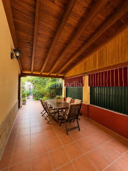 Foto ab917149-a3eb-4b07-939a-dd8419f5125e. Casa aparellada amb aparcament piscina a Centro Bormujos