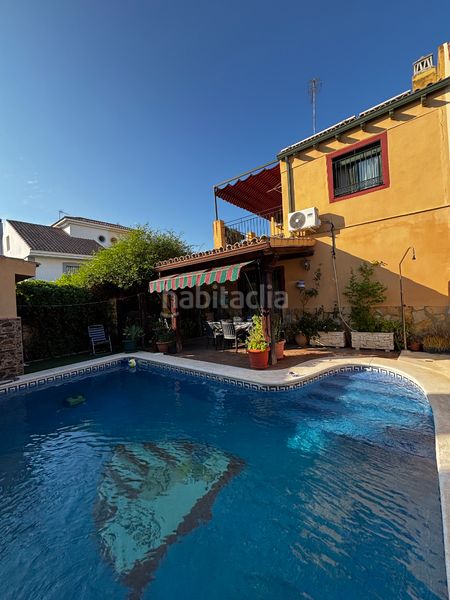Foto bb3d445a-89c3-4671-9217-4dd98af95c07. Casa aparellada amb aparcament piscina a Centro Bormujos