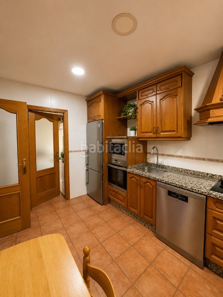 Foto bc7f01d8-6ea9-4810-88dc-92a749e90450. Casa aparellada amb aparcament piscina a Centro Bormujos